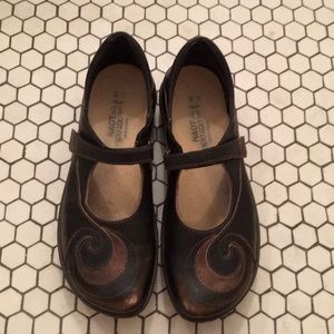 Naot bronze Sea Oak Mary Janes, size 40